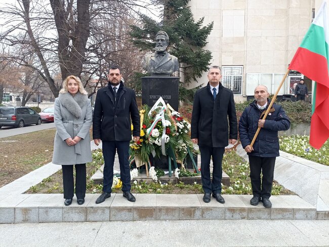 Възраждане: Структурите на „Възраждане“ Хасково и Харманли отдадоха почит на Ботев