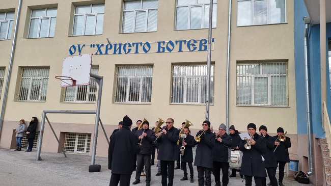 Конкурс за директори на дванадесет училища на територията на област Добрич обяви Регионалното управление на образованието