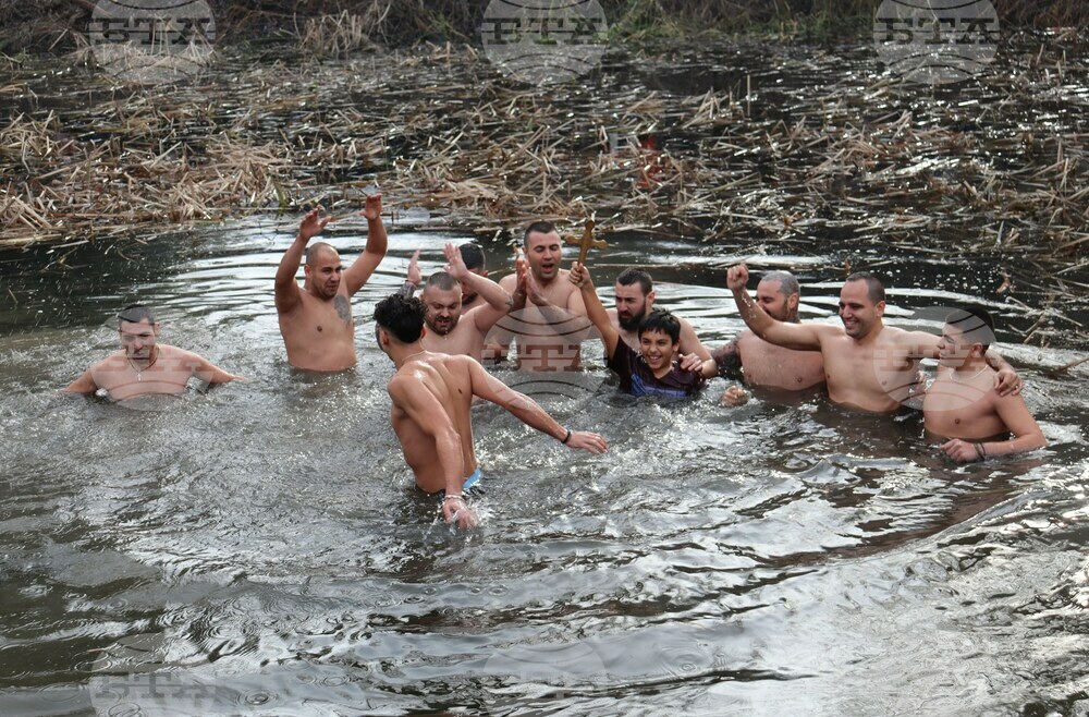 В Попово 11-годишен извади от водата Богоявленския кръст