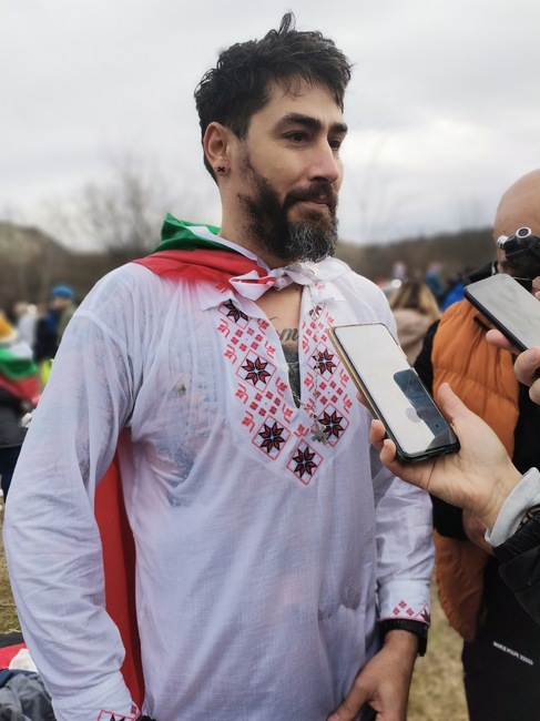 Община Плевен: 35-годишният Ангел и 4-годишният му син Тервел от Плевен извадиха кръста на Богоявление от водите на река Вит 