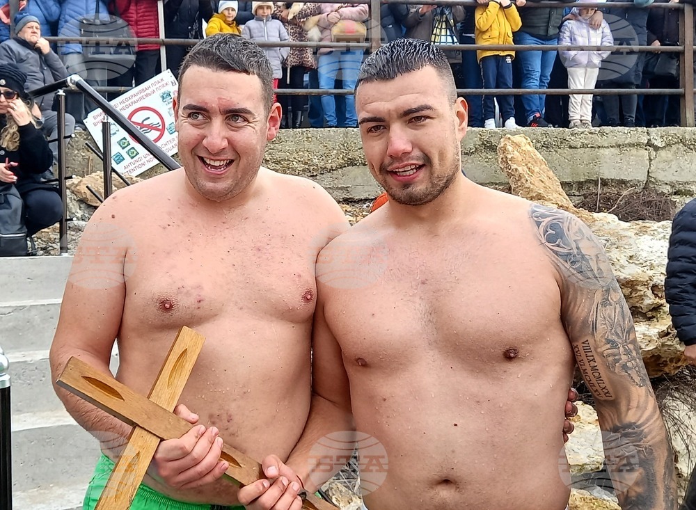 Двама извадиха Светия кръст на Богоявление от морските води в Каварна