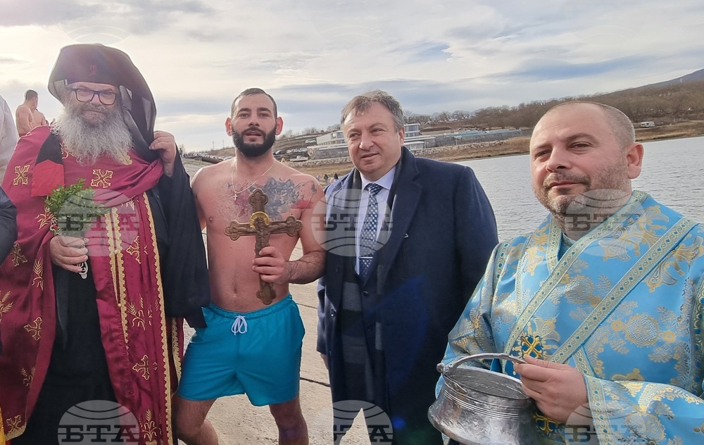 Шуменецът Йордан Йорданов извади кръста от водите на езерото в града на имения си ден