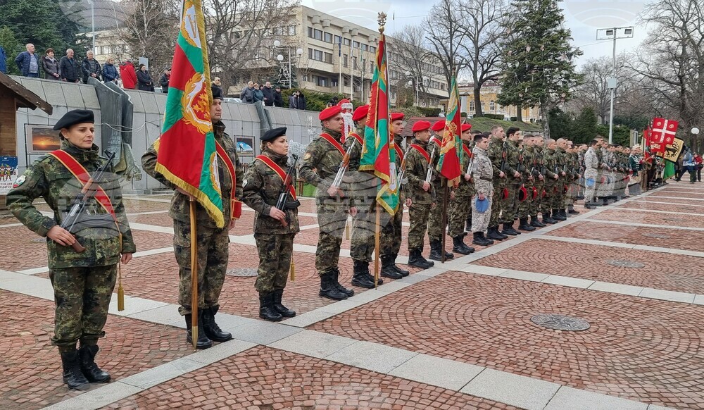 Ритуали по освещаване на българските бойни знамена и по изваждане на богоявленския кръст са организирани на 6 януари в Шумен
