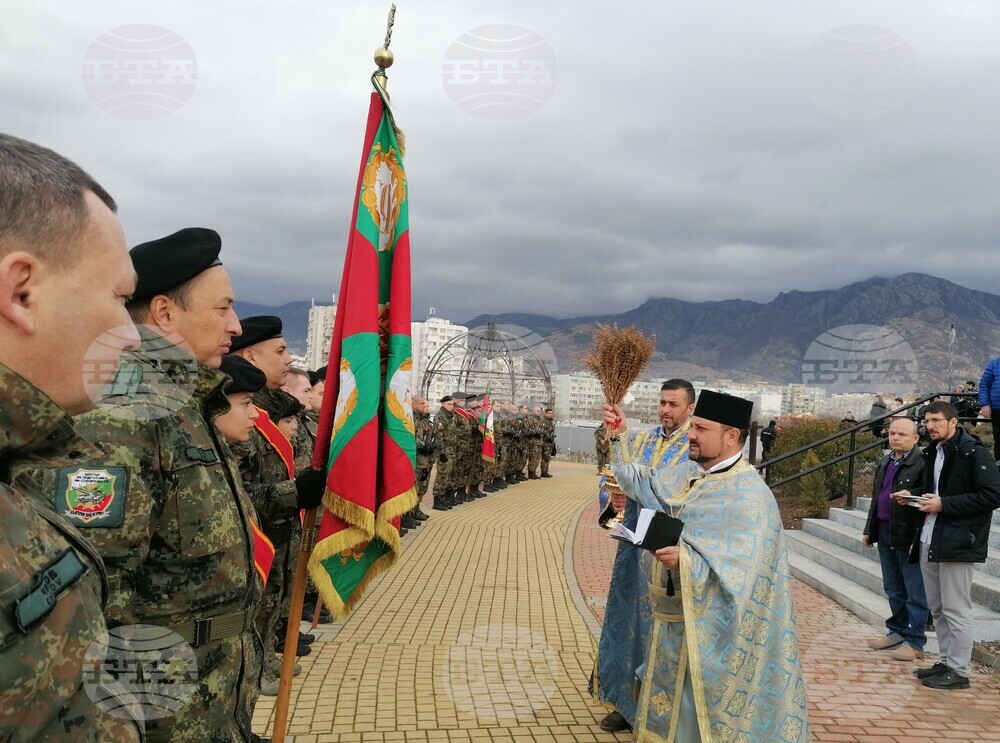 Бойното знаме на военно формирование 22 220 бе осветено пред новия храм „Света Петка“ в Сливен