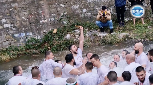 Ерик Тронков „спаси“ Богоявленския кръст в р. Лева край Враца