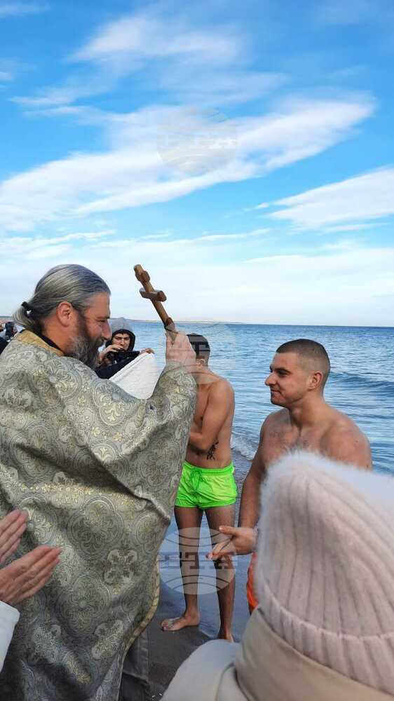 Двадесетгодишният Валентин Сурталов извади Светият кръст на Йордановден от морските води край къмпинг "Добруджа" в Шабла