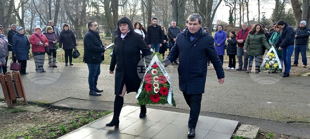 С възпоменателно поклонение каварненци почетоха 176-ата годишнина от рождението на Христо Ботев