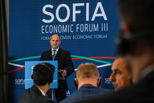 Липсва решителна политика, насочена към  по-бързото прекратяване на войната в Украйна, заяви Румен Радев на Софийския икономически форум