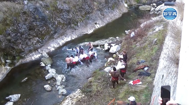 Младеж на 25 години извади кръста от водите на река Бяла в смолянския квартал Устово