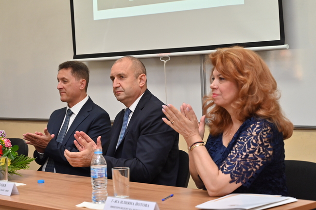 Вицепрезидентът: България губи духовни територии, отстъпва в световното културно съперничество