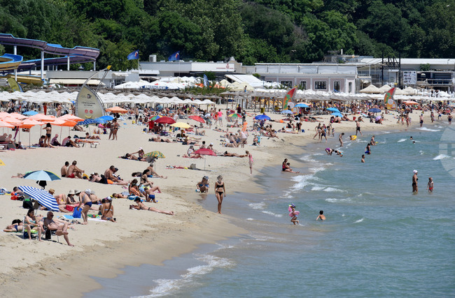 По данни на Здравната инспекция във Варна морската вода в целия регион е отлична за къпане, с изключение на Офицерския плаж