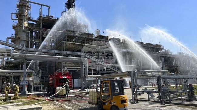 Киев съобщи, че е поразил рафинерия в Самарска област и склад за дронове в Донецка област, а Москва, че е превзела още две селища в Украйна