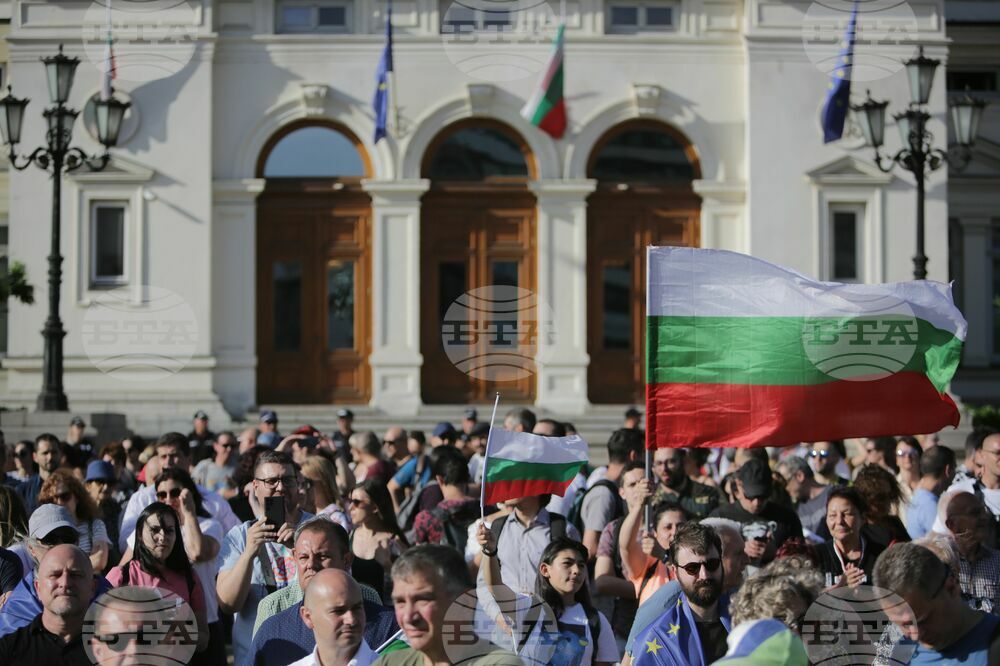 Граждани изпълниха площада пред Народното събрание в подкрепа на правителството