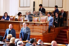 Парламент - извънредно заседание - вот на недоверие