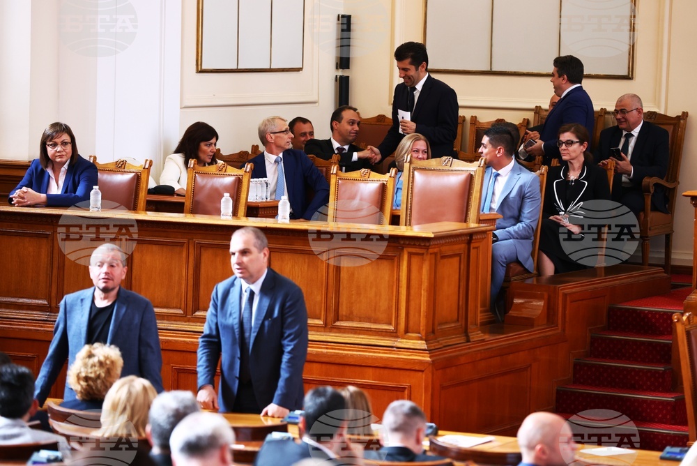 Парламент - извънредно заседание - вот на недоверие