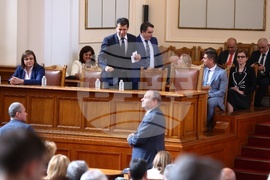 Парламент - извънредно заседание - вот на недоверие