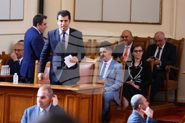 Парламент - извънредно заседание - вот на недоверие