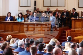 Парламент - извънредно заседание - вот на недоверие