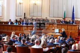 Парламент - извънредно заседание - вот на недоверие