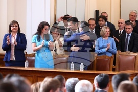 Парламент - извънредно заседание - вот на недоверие