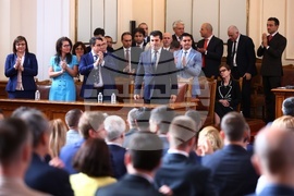 Парламент - извънредно заседание - вот на недоверие