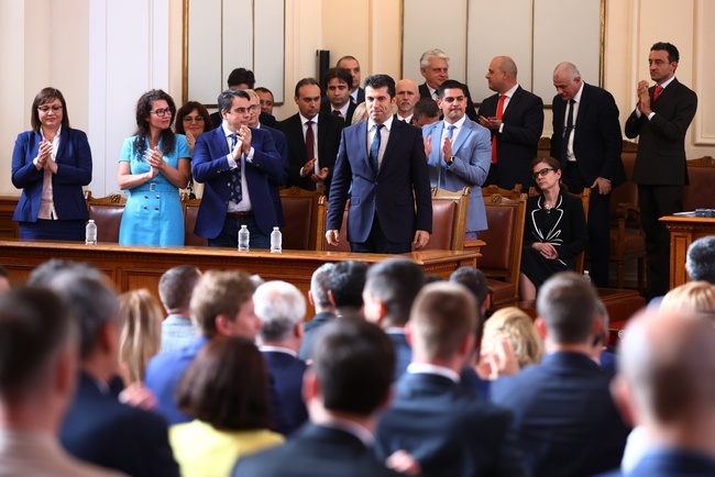 Промяната е започнала не с хората в парламента, а с тези извън него, коментира Искрен Митев; Десислава Атанасова каза, че за първи път кабинет пада при вот на недоверие