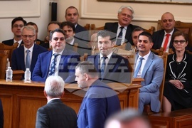 Парламент - извънредно заседание - вот на недоверие