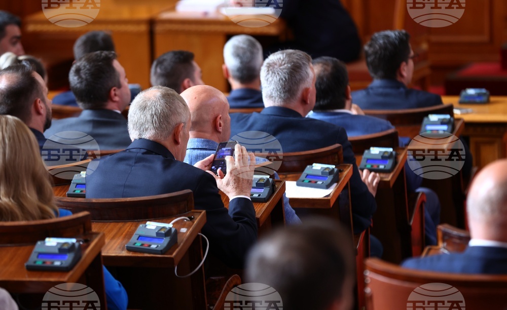 Парламент - извънредно заседание - вот на недоверие