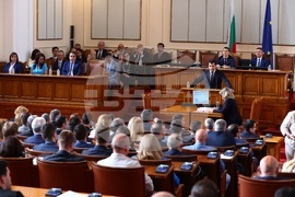 Парламент - извънредно заседание - вот на недоверие