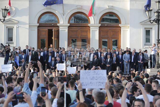 Правителство - подкрепа - демонстрация