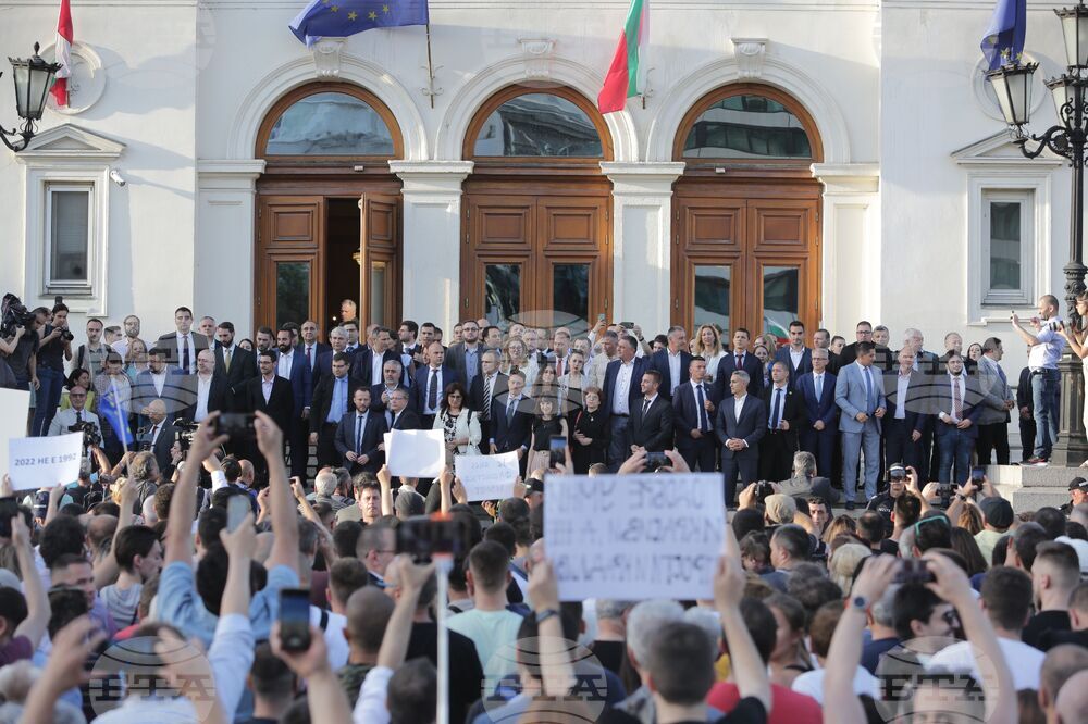 Правителство - подкрепа - демонстрация