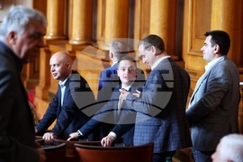 Парламент - извънредно заседание - вот на недоверие