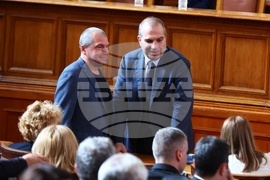 Парламент - извънредно заседание - вот на недоверие