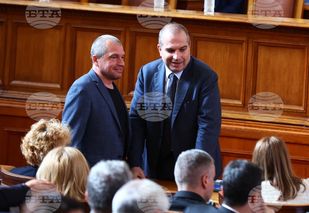Парламент - извънредно заседание - вот на недоверие