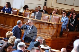 Парламент - извънредно заседание - вот на недоверие