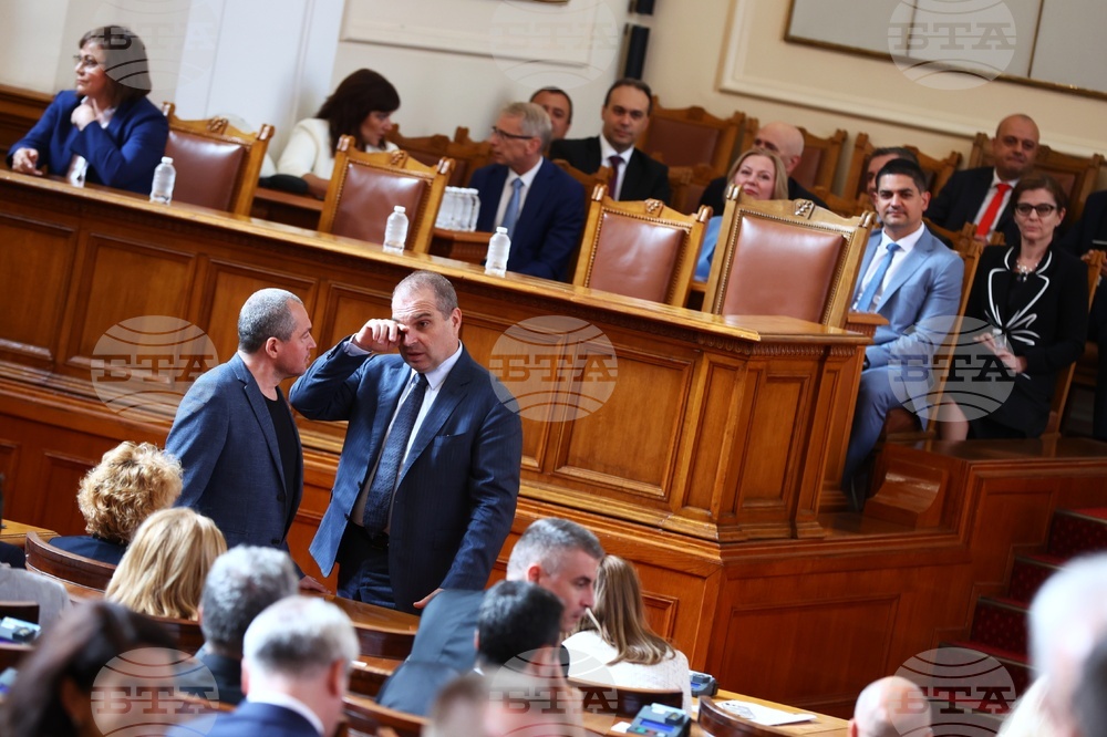 Парламент - извънредно заседание - вот на недоверие