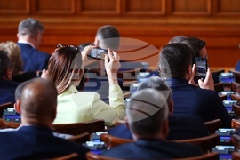 Парламент - извънредно заседание - вот на недоверие