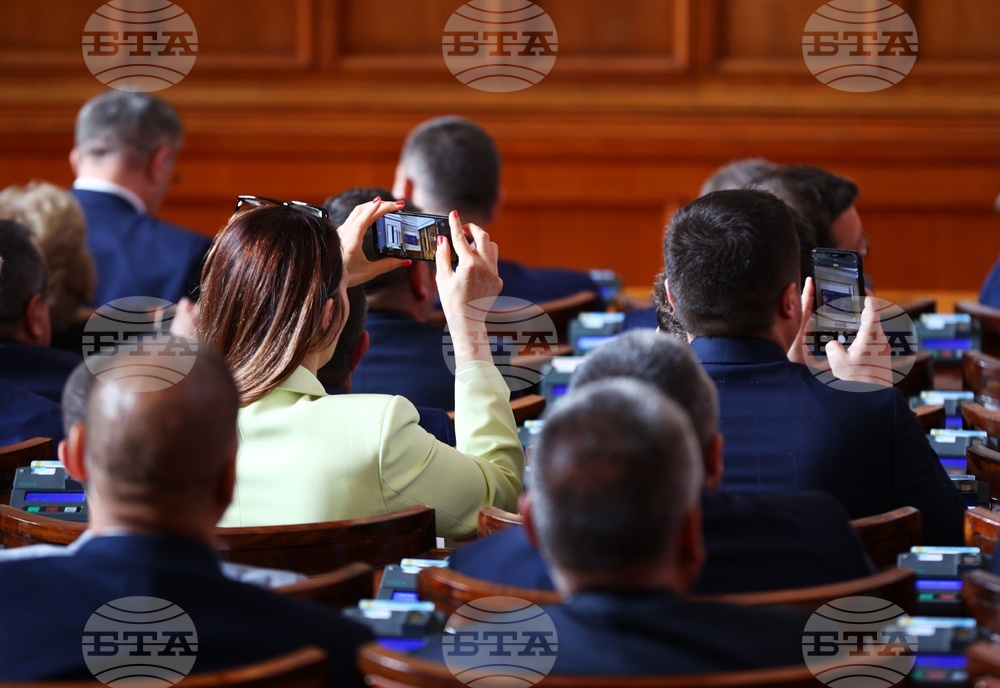 Парламент - извънредно заседание - вот на недоверие