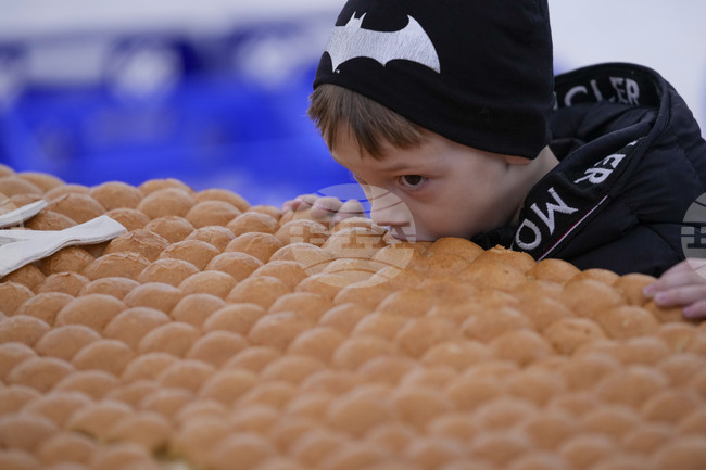 Дядо Мраз раздава подаръци на сръбските деца на Нова година, а Божич Бата на Рождество Христово 