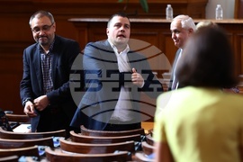 Парламент - извънредно заседание - вот на недоверие