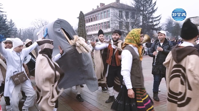 Обичаят "Кьорава кобила" гони злите сили, носи здраве и берекет на Ивановден в Тръстеник