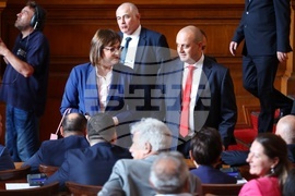 Парламент - извънредно заседание - вот на недоверие