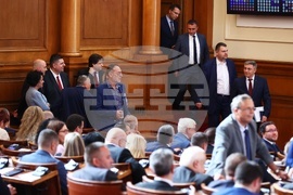 Парламент - извънредно заседание - вот на недоверие