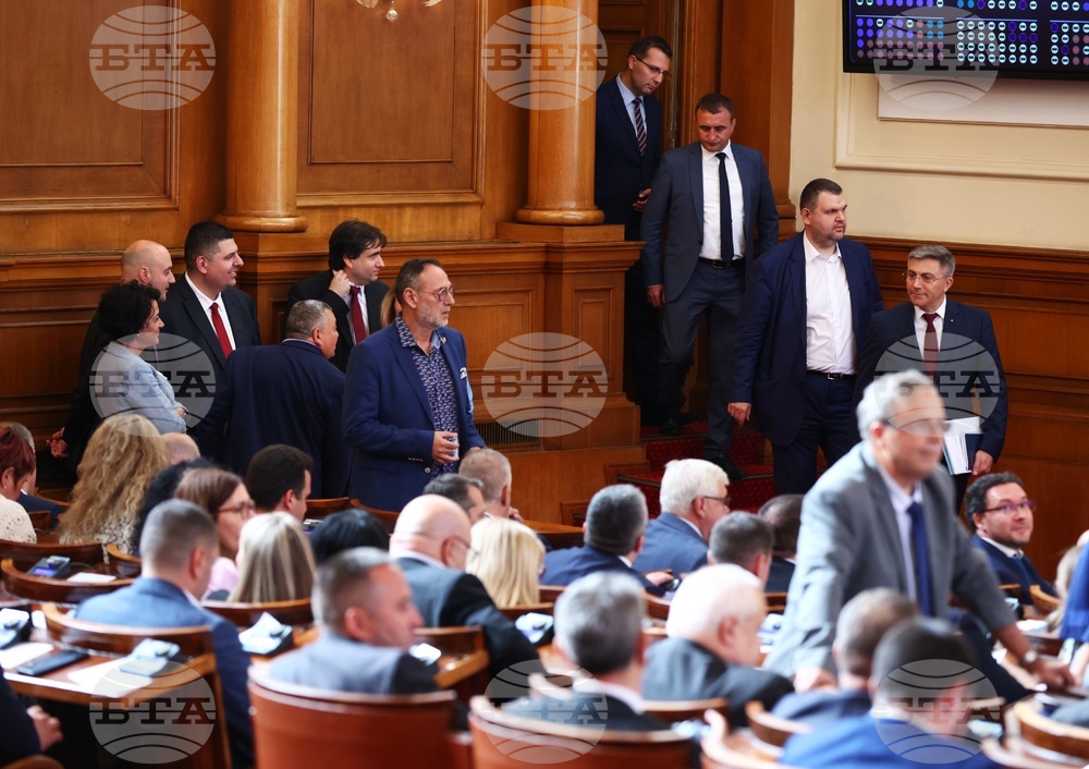 Парламент - извънредно заседание - вот на недоверие