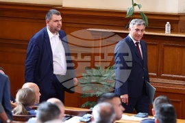 Парламент - извънредно заседание - вот на недоверие