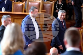 Парламент - извънредно заседание - вот на недоверие