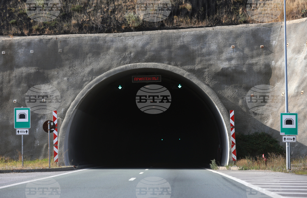 Движението в посока Благоевград в тунелите „Блатино“ и „Кочериново“ на автомагистрала „Струма“ ще бъде ограничено от 8:00 до 17:00 ч.