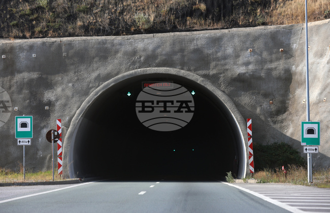 Движението в посока Благоевград в тунелите „Блатино“ и „Кочериново“ на автомагистрала „Струма“ ще бъде ограничено от 8:00 до 17:00 ч.