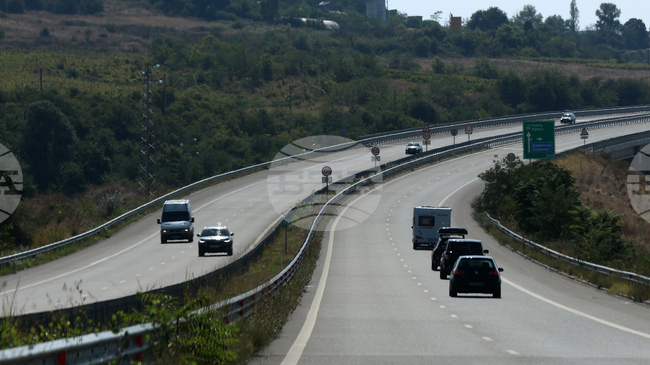 До 21 ноември движението при 58-и км на магистрала „Струма“ в посока София се изтегля в изпреварващата лента заради ремонт на фуги