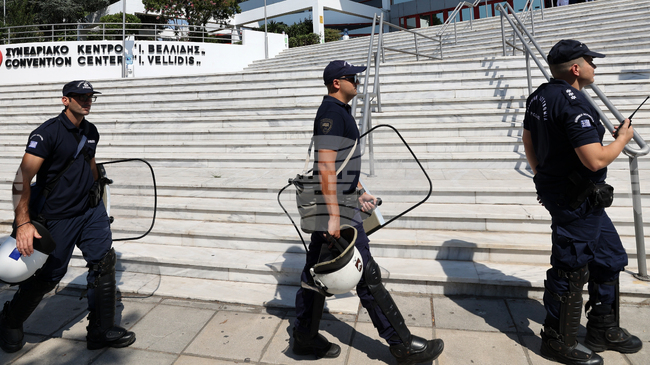 Двама са убитите и над 10 ранените при стрелбата вчера на о.Крит заради семейна вражда, съобщи гръцката полиция